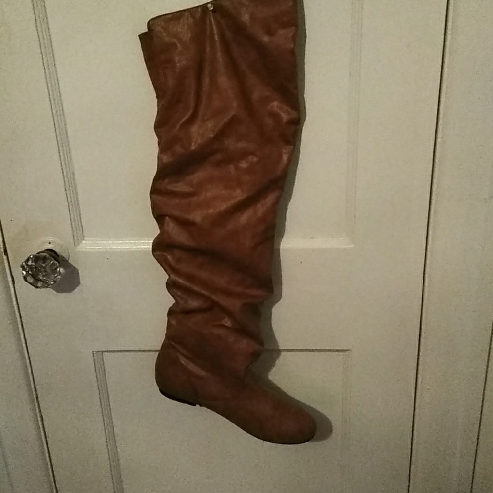 Sexy Orange knee boots and matching bag.